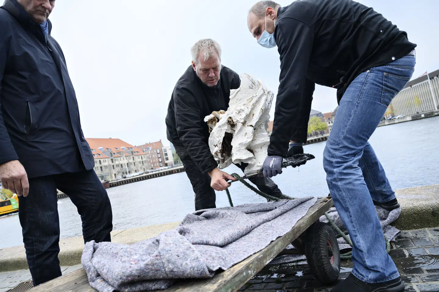 Busten af Frederik V blev smidt i havnen i København i efteråret 2020. Cirka et år senere blev Katrine Dirckinck-Holmfeld tiltalt for groft hærværk, men nu er sagen mod hende blevet droppet. (Arkivfoto).