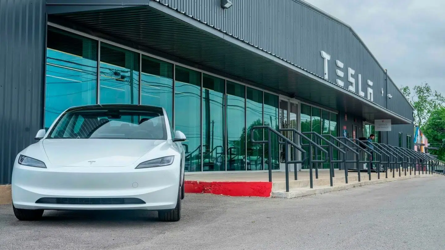 Tesla tilbagekalder massevis af biler i USA efter problemer med et advarselssystem.
