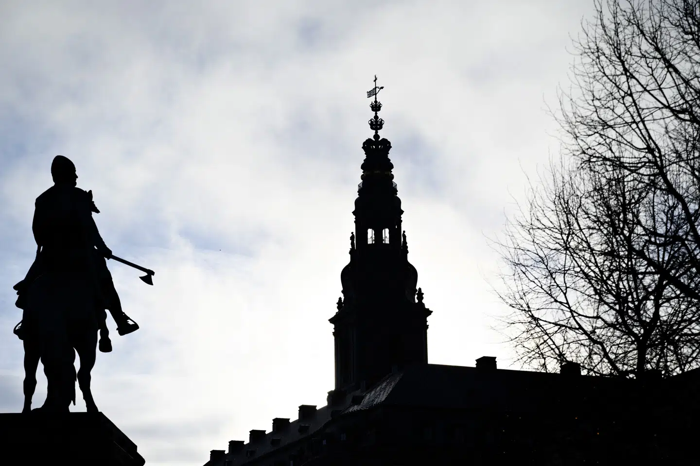 Fem aktivister satte torsdag gang i en sultestrejke foran Christiansborg. De kræver et stop for våbeneksport til Israel. (Arkivfoto).