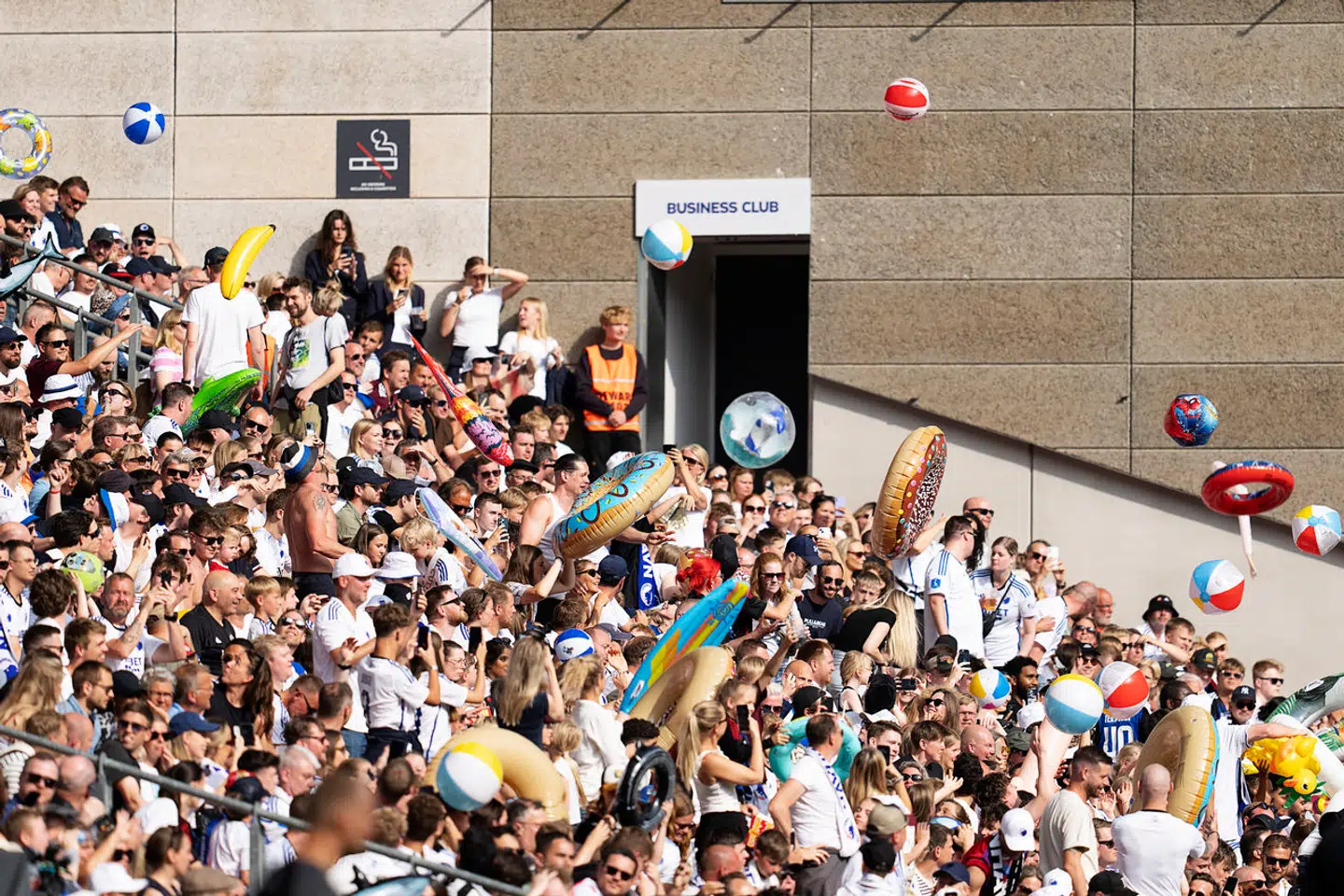 Fodboldklubben FC Nordsjælland bad lørdag den konservative politiker Egil Hulgaard om at stoppe med at dele valgkampsmateriale ud foran station. Foto: Claus Bech/Ritzau Scanpix