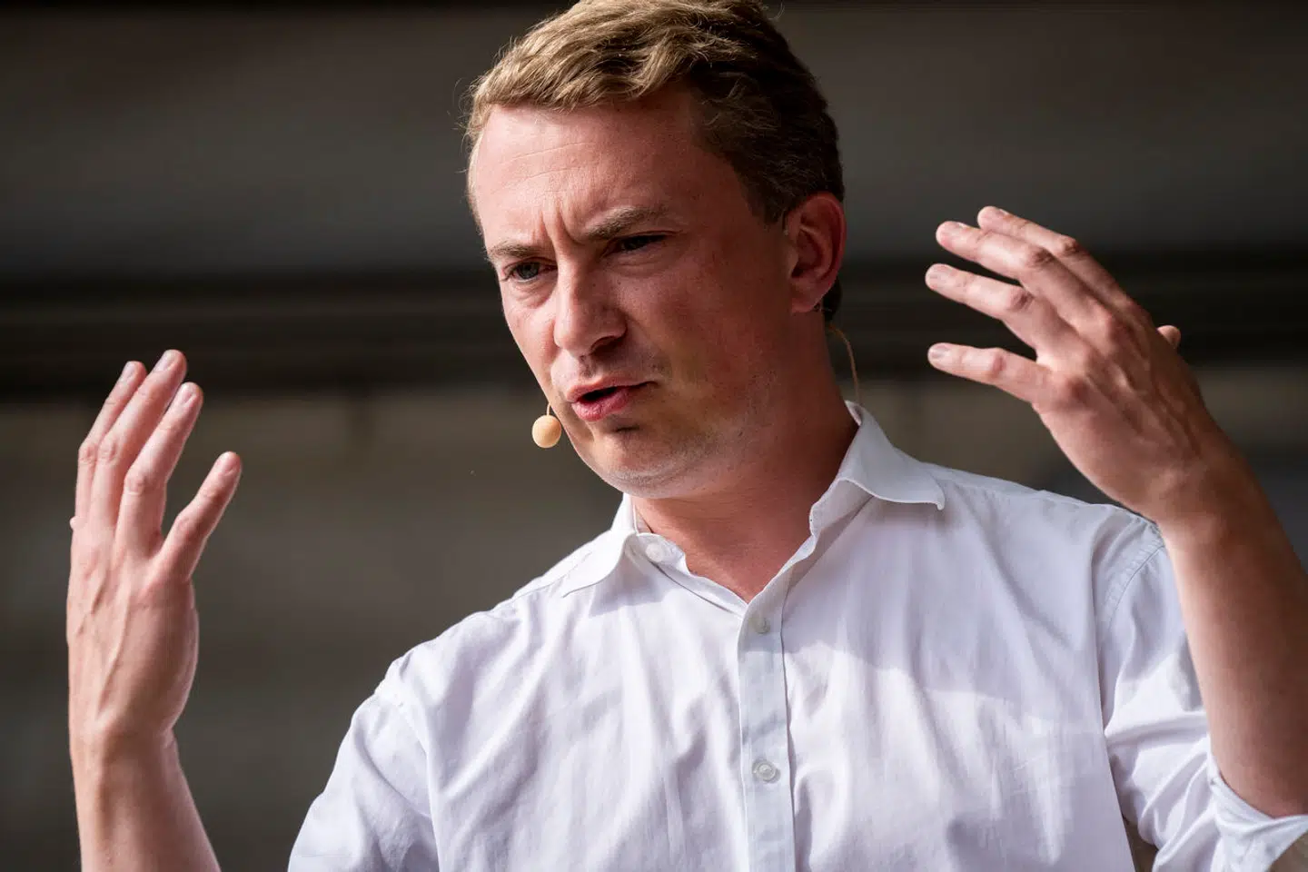 Dansk Folkepartis formand, Morten Messerschmidt, er én af de mange politikere, som kritiserer en opfordring, som Folkemødets direktion er kommet med i en skrivelse til arrangører og partnere. Her ses Messerschmidt under sin tale på hovedscenen ved Folkemødet sidste år.