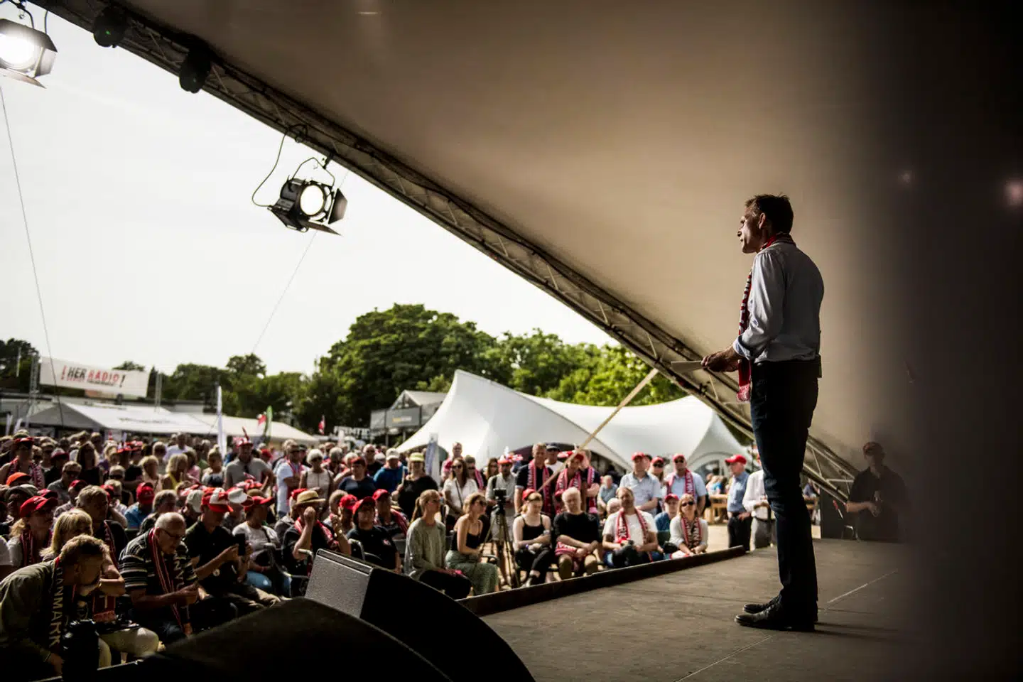 Dansk Folkepartis tidligere formand Kristian Thulesen Dahl er én af de mange partiledere, der har holdt tale på Folkemødets hovedscene i Allinge. Her har der dog ikke været afbrydende demonstranter.
