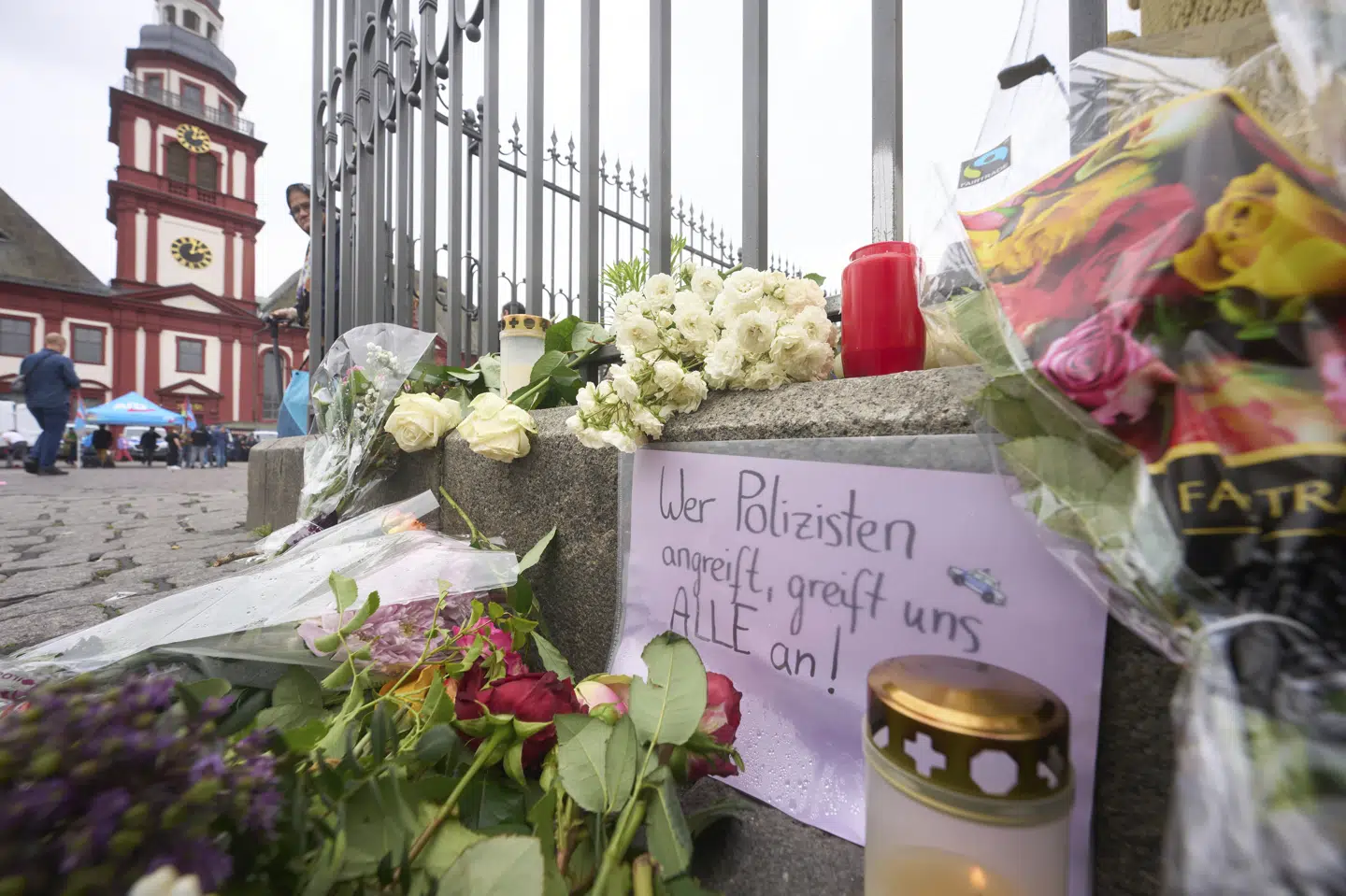 Lys og blomster er lagt på stedet i Mannheim, hvor politibetjenten blev stukket ned.