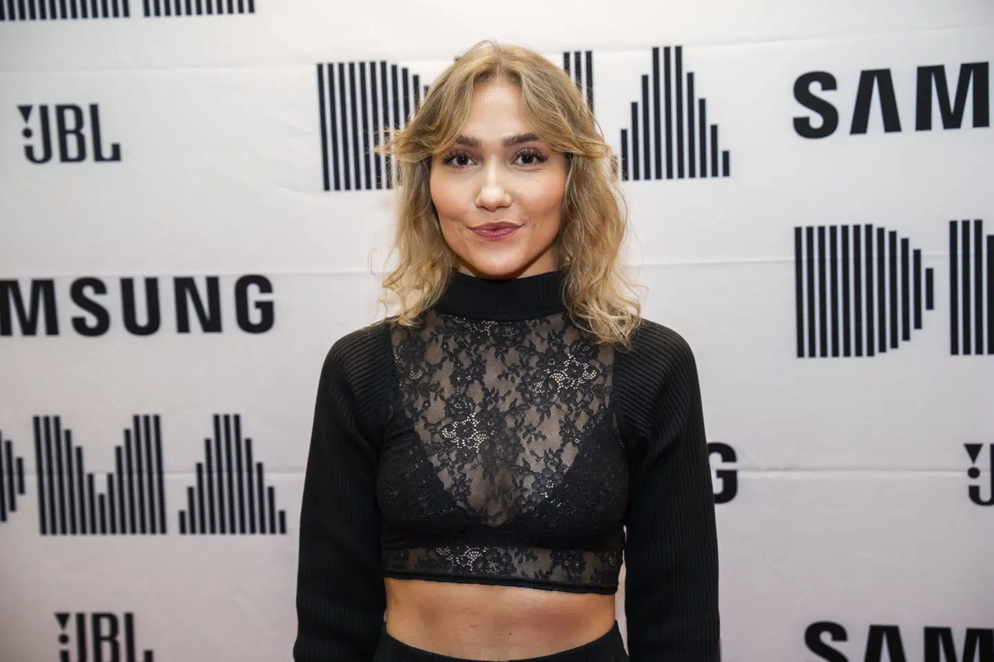 Den autodidakte vært Julie Rahbek skifter radioen ud med podcastplatformen.