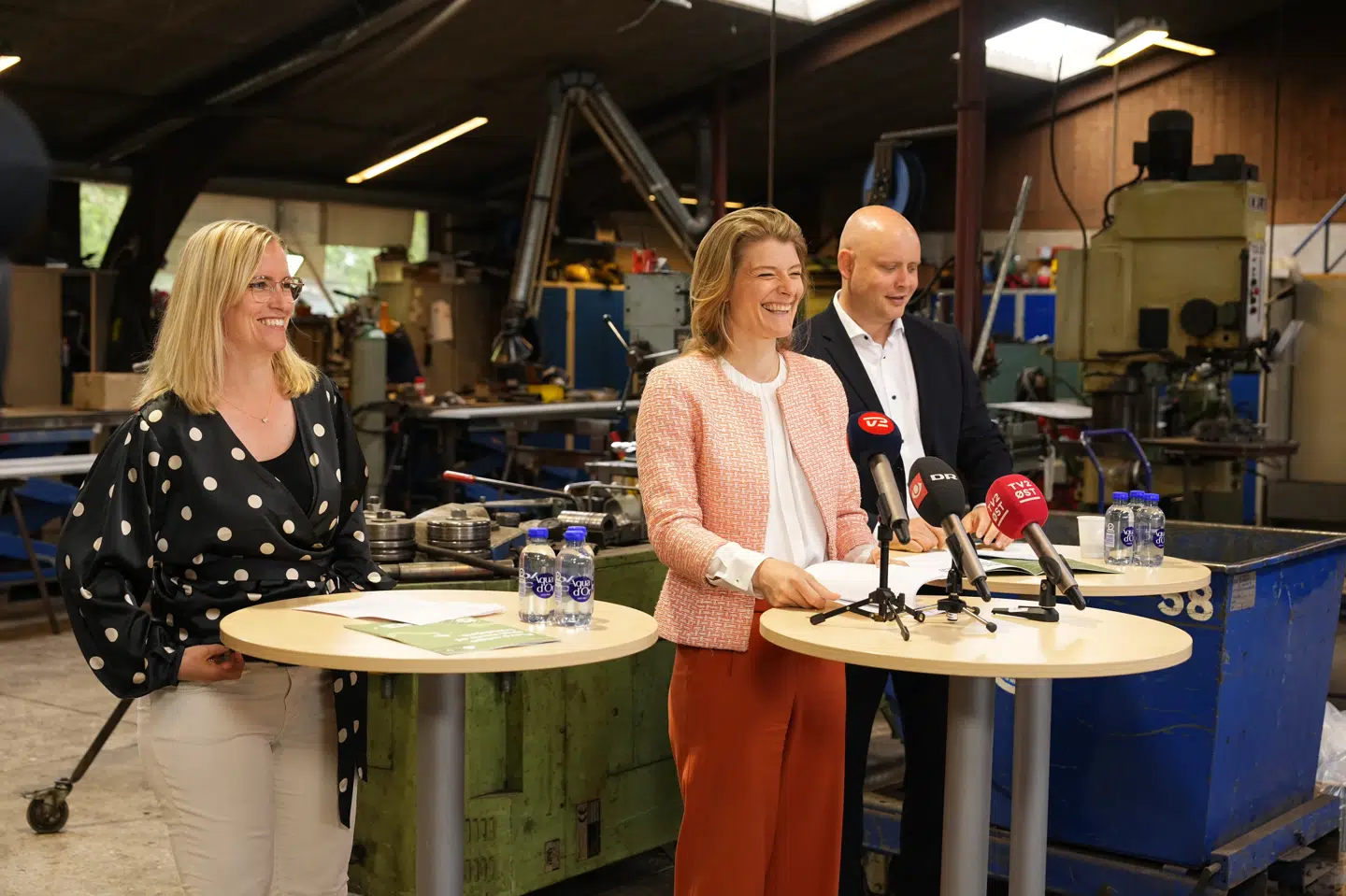 Beskæftigelsesminister Ane Halsboe-Jørgensen (S), økonomiminister Stephanie Lose (V) og kulturminister Jakob Engel-Schmidt holder mandag pressemøde om et nyt udspil om fritidsjob på virksomheden Poul W. Jensens Eftf. i Sorø.