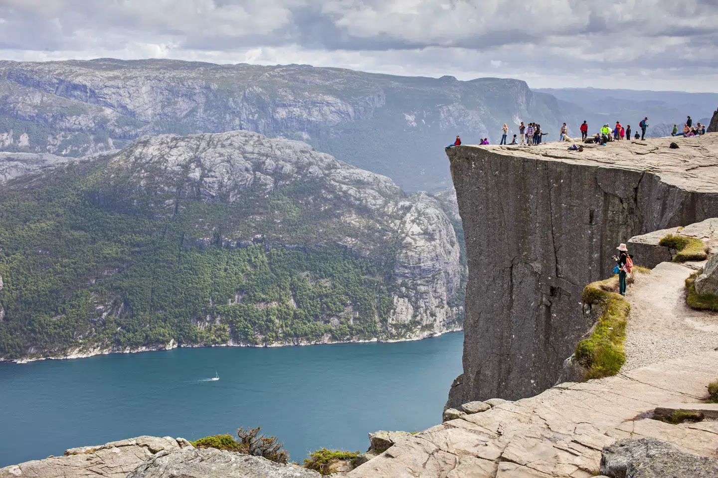 Preikestolen er et fjeldplateau med omkring 600 meter ned til Lysefjorden. Det er en af Norges meget kendte turistattraktioner. (Arkivfoto).
