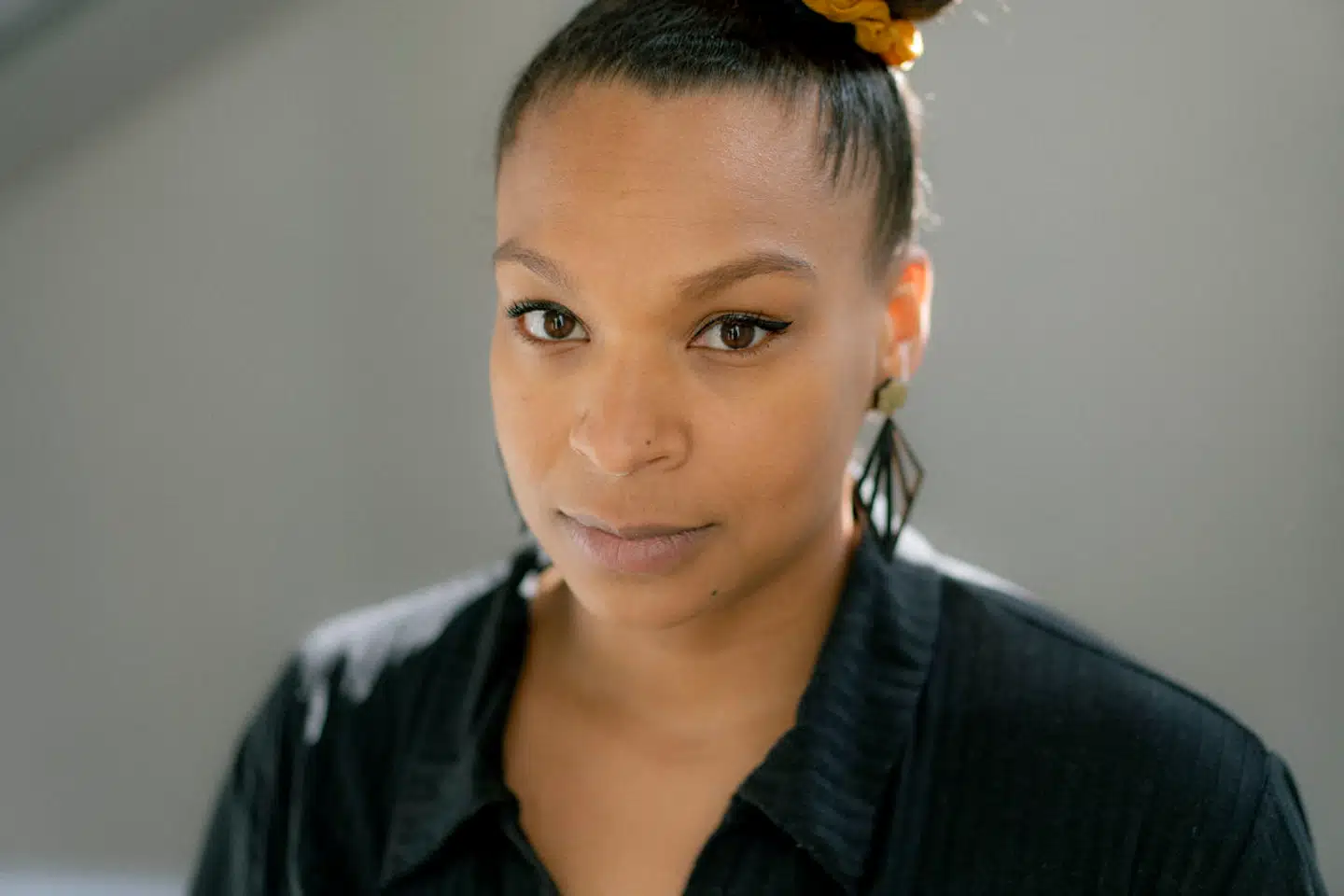 »Kunsten er at vide, hvornår man skal være en boss lady, og hvornår man skal være et famlende pigebarn,« skriver Aminata Amanda Corr.