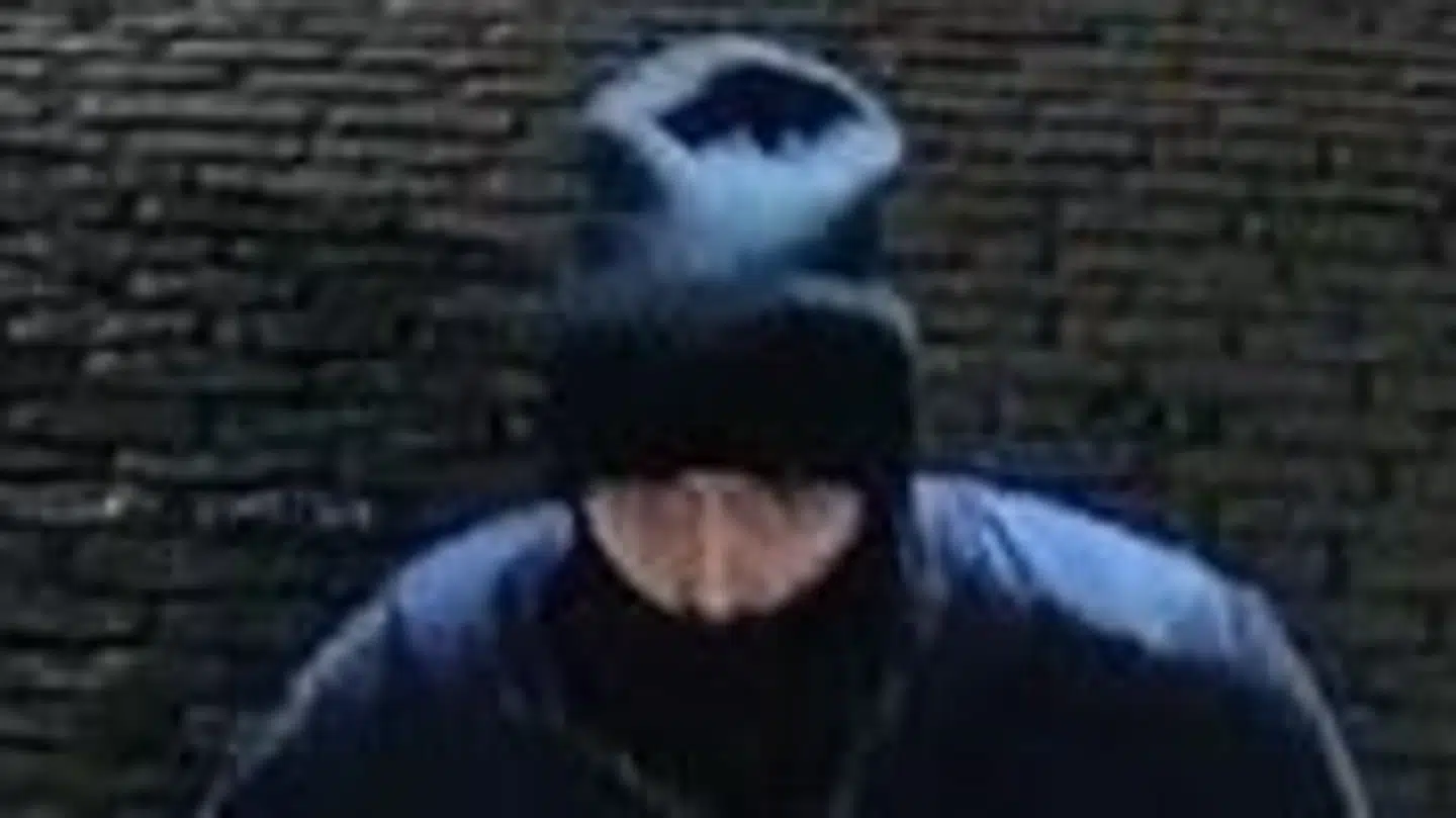 Fem af de mistænkte gerningsmænd efterlyses nu med billede.