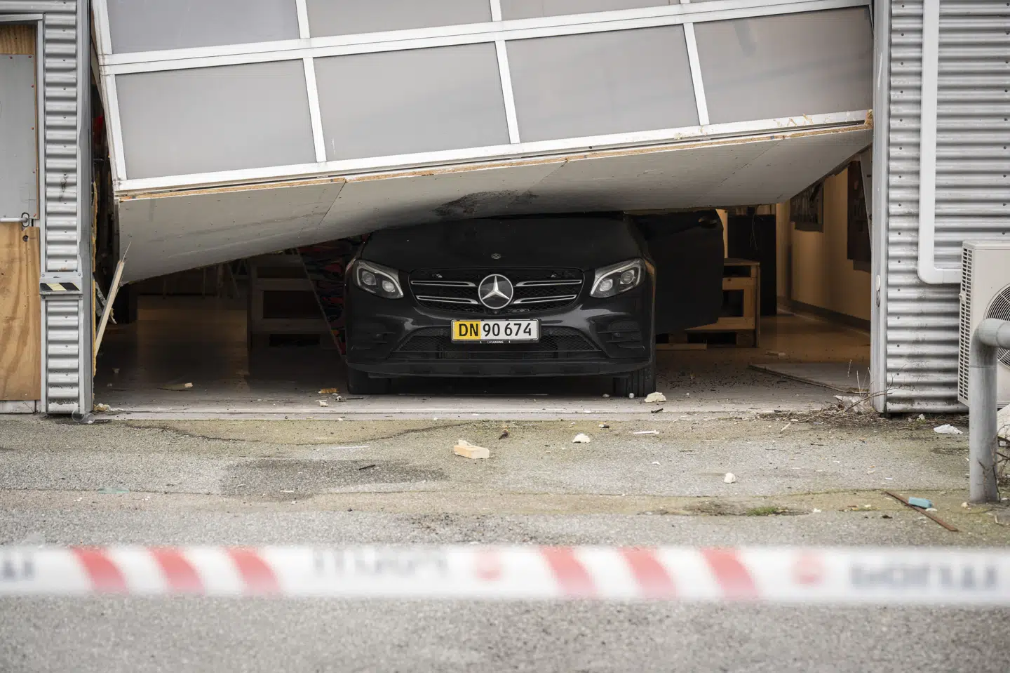 En sort Mercedes blev kørt gennem en port, da Kristian von Hornsleths showroom i København natten til 31. marts blev udsat for et tyveri. (Arkivfoto).