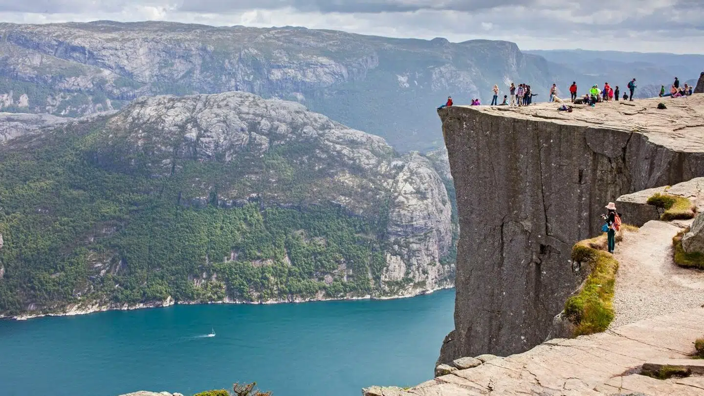 Preikestolen er en af Norges mest kendte turistattraktioner.