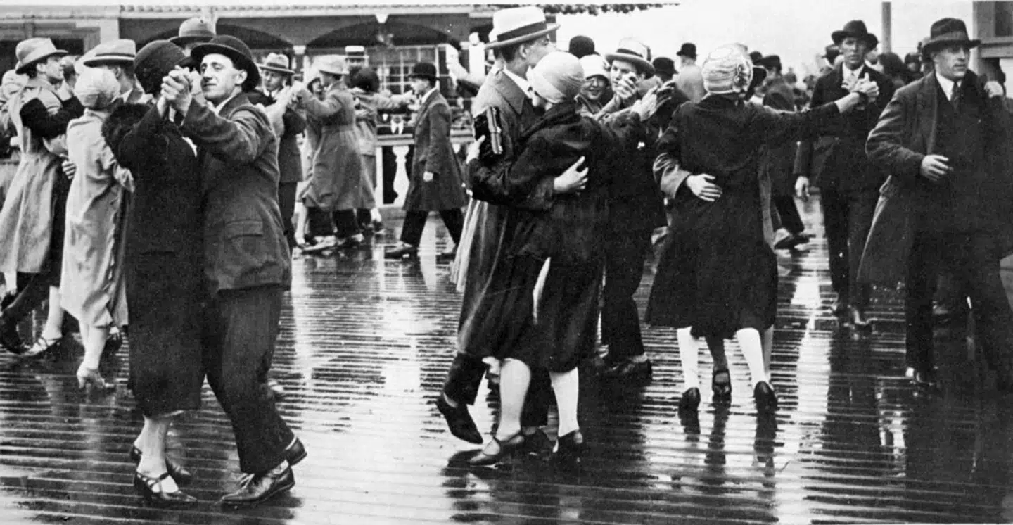 »I tiden efter 1920 kan man se, hvordan grundlovsfesternes intensitet ebbede ud, og dagen mistede mere og mere sin betydning og opbakning,« skriver kronikørerne. Billedet er fra 5. juni 1920: »Blæse være med regnen, vi danser Grundlovsdagen ind i Fælledparken.«