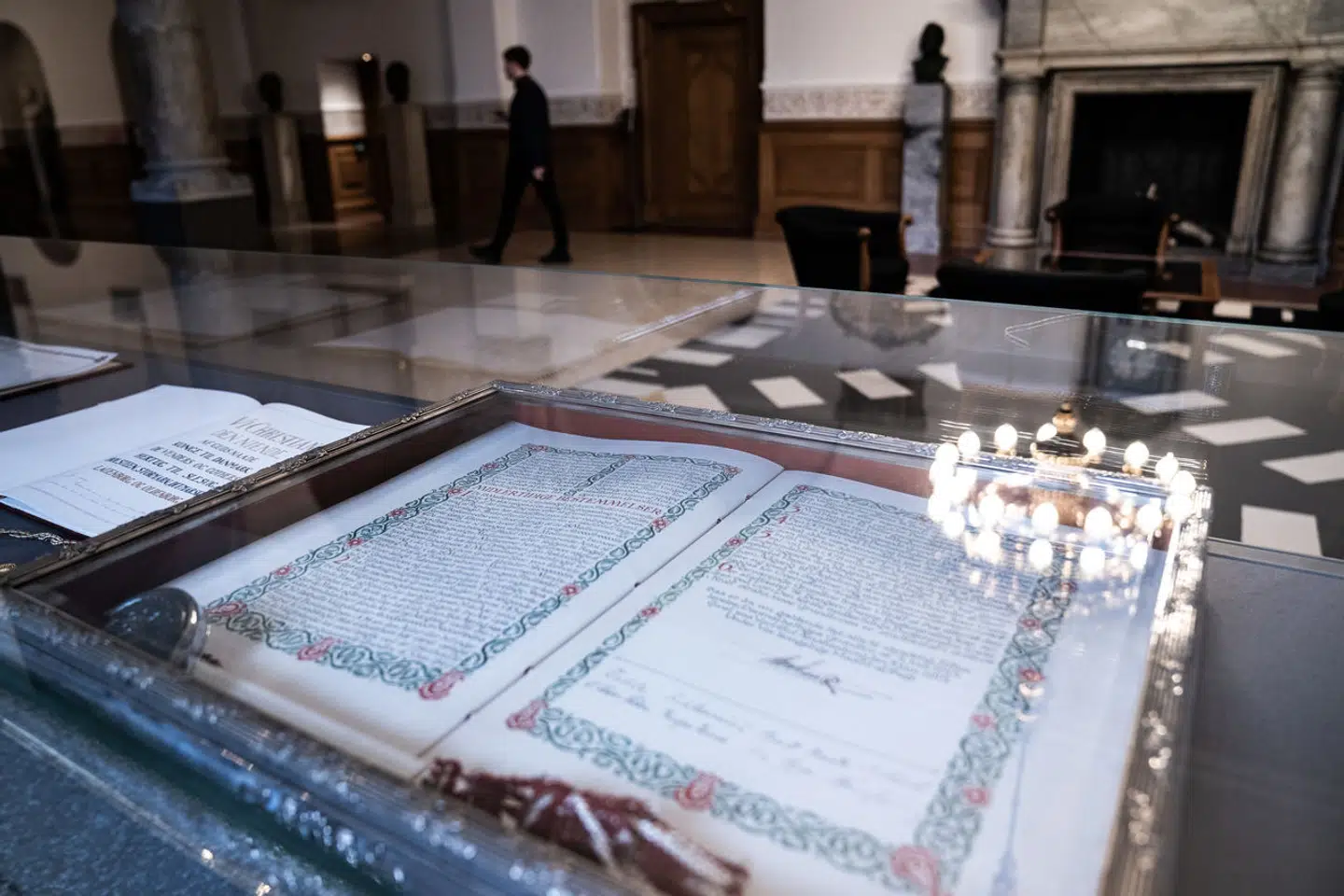 »Grundloven afspejler fælles værdier, vores tro på demokratiet og vores pligt til at værne om retfærdighed og lighed. Det er værdier, som ikke går af mode,« skriver Søren Gade.