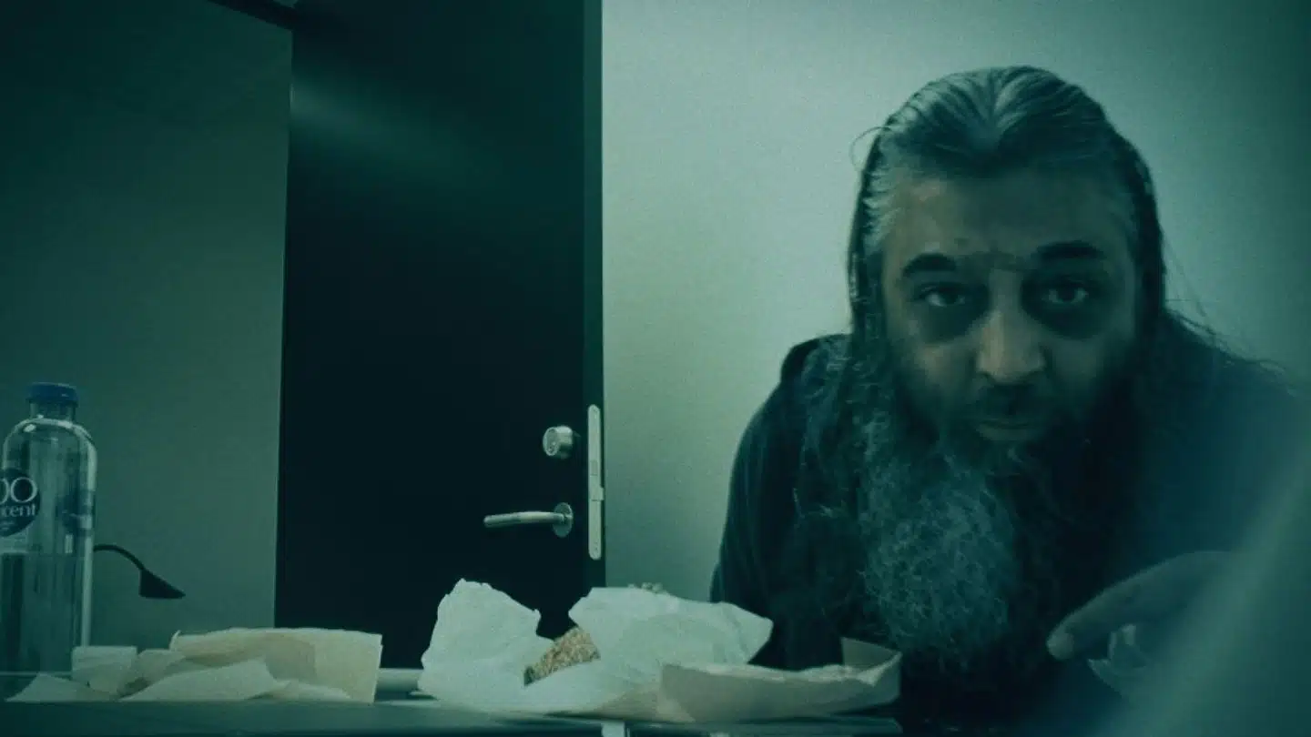 Fasar Abrar Raja er en af to bandemedlemmer på førtidspension i TV 2-dokumentaren »Den Sorte Svane«.