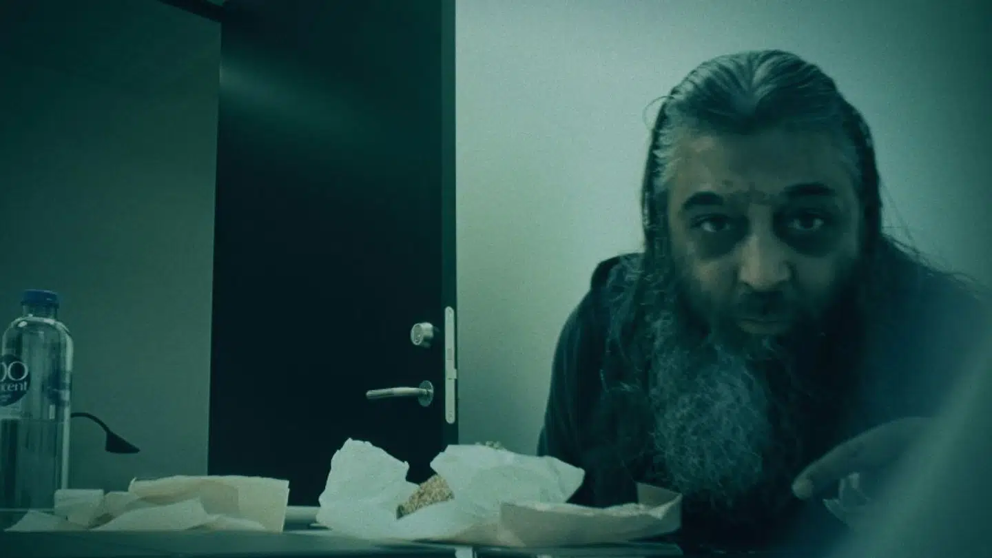 Fasar Abrar Raja er en af to bandemedlemmer på førtidspension i TV 2-dokumentaren »Den Sorte Svane«.