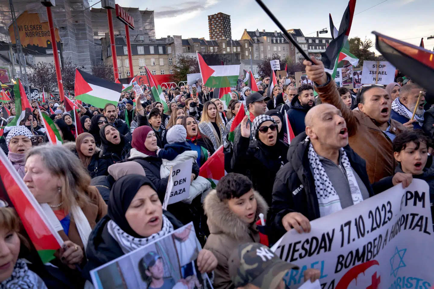 Ved de propalæstinensiske demonstrationer i København er der ingen hørbare protester imod islamisterne fra Hamas, der samarbejder med præstestyret i Iran og diktaturet i Syrien, og som forbyder homoseksuelles rettigheder og undertrykker kvinder, skriver Adam Holm.