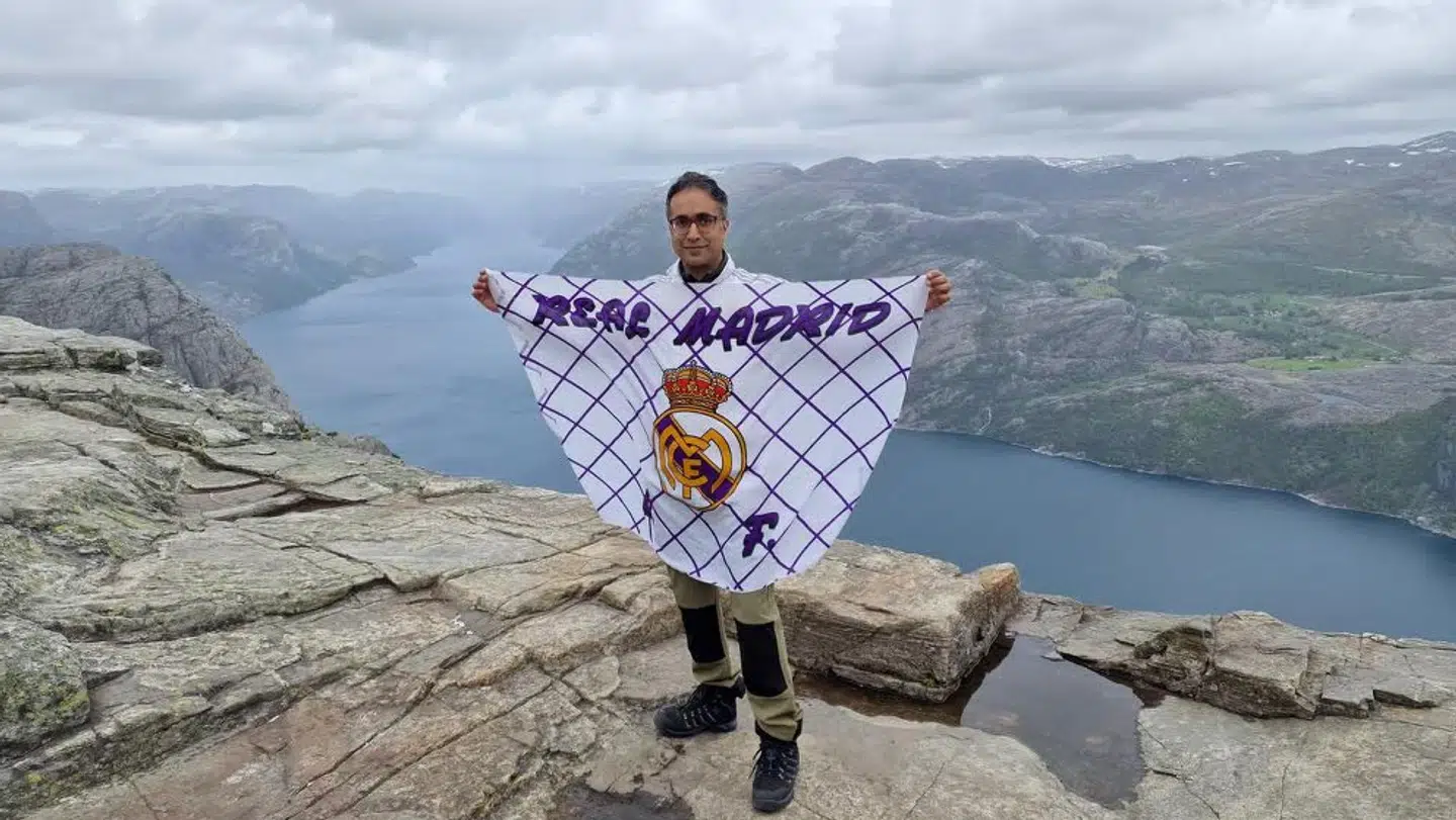 Nadeem Farooq på toppen af Preikestolen, hvor en mand mandag mistede livet efter at være faldet ned.