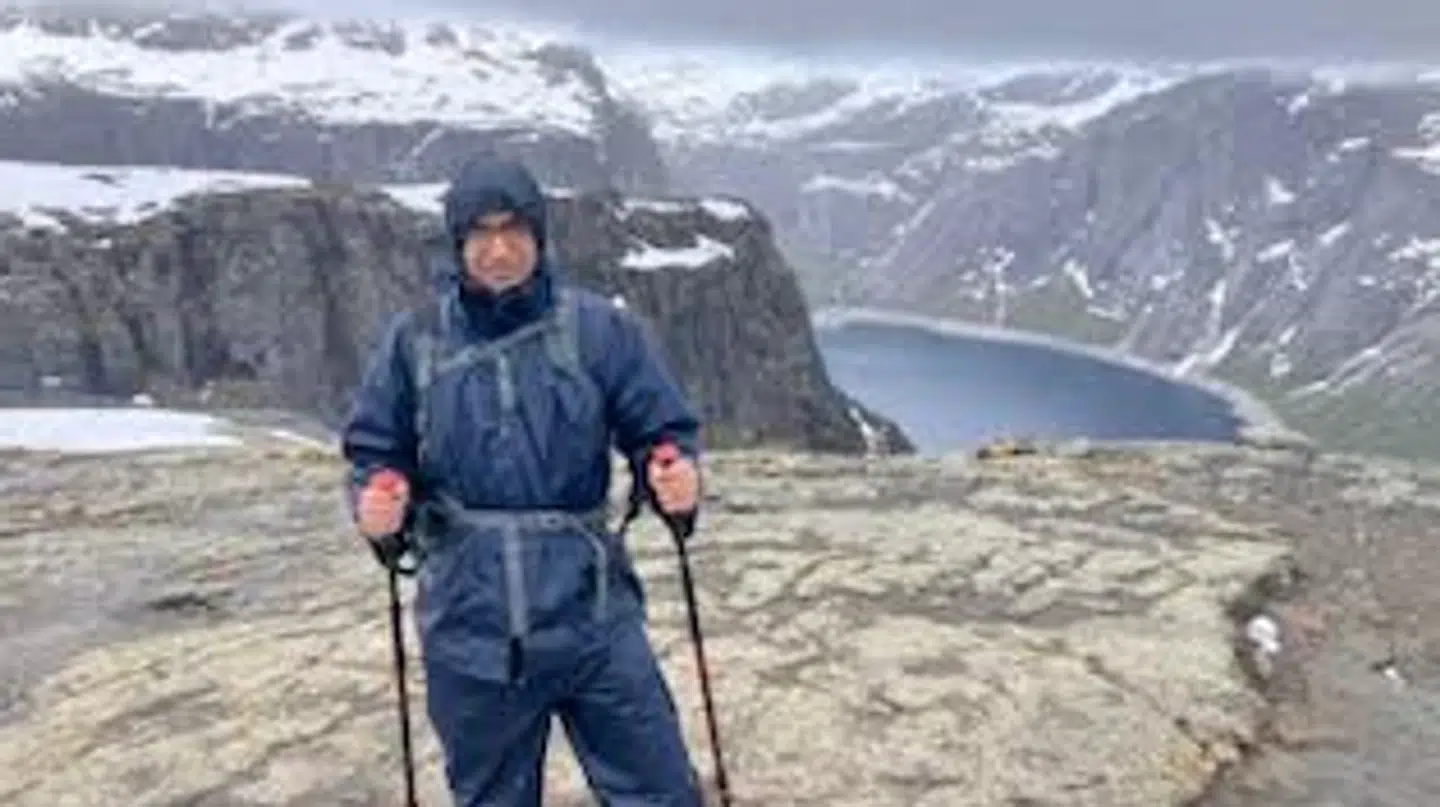 Nadeem Farooq var iført glat regntøj på Trolltunga, hvilket ikke gjorde det nemmere at holde fast, da han faldt.