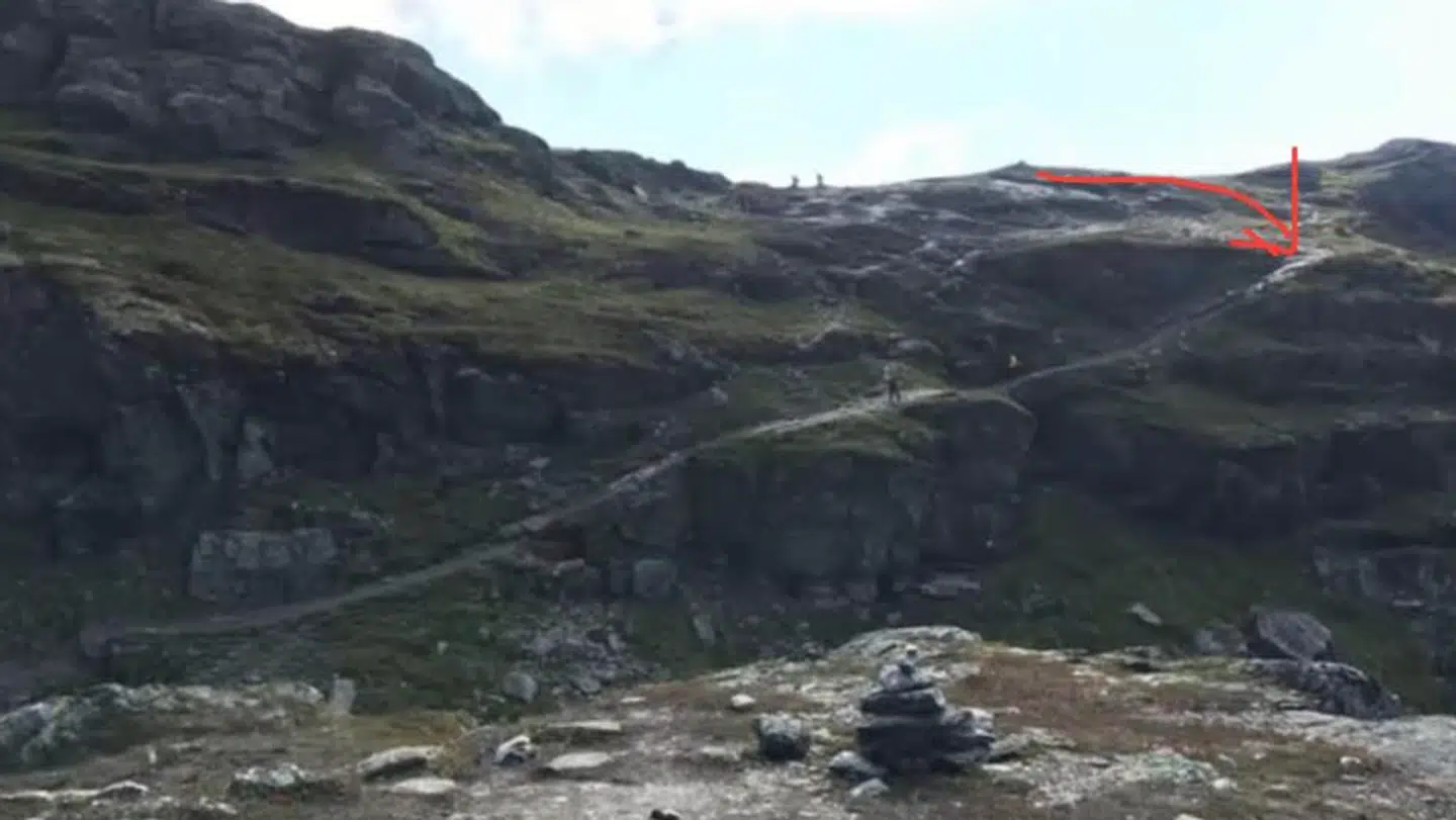 Nadeem Farooq har med den røde pil markeret, hvor det var ved at gå helt galt for ham på Trolltunga i Norge.