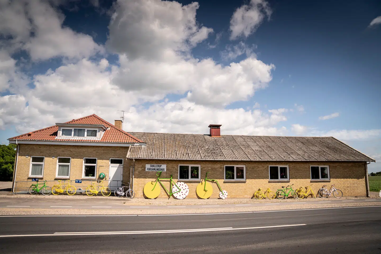 Svallerup forsamlingshus under Tour de France i Danmark i 2022. Arkivfoto: Mads Claus Rasmussen, Scanpix