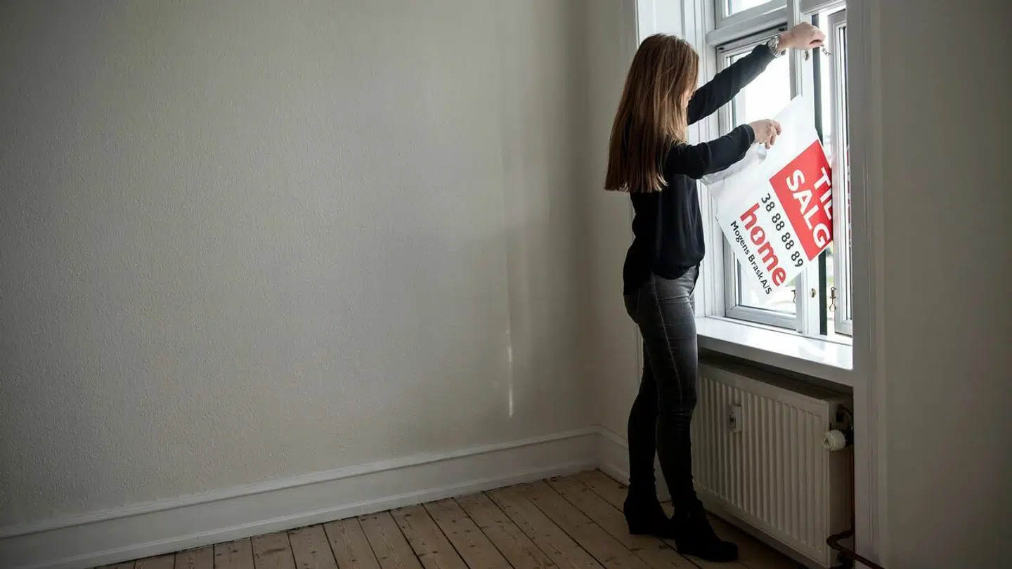 Lejlighedssælgerne i København kommer til at justere priserne yderligere ned i år, vurderer Danske Bank.