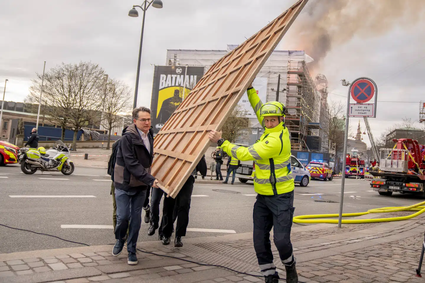 Dansk Erhvervs direktør, Brian Mikkelsen, hjalp med at bære historiske malerier ud, da Børsen brændte i København tirsdag den 16. april 2024.