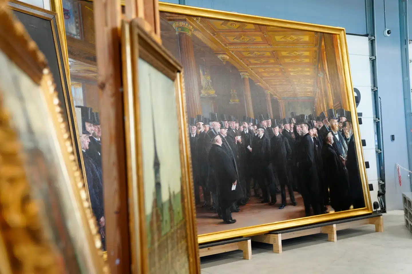 I baggrunden ses det berømte maleri af P.S. Krøyer fra 1895, som administrerende direktør i erhvervsorganisationen Dansk Erhverv, Brian Mikkelsen, var med til at bære ud af Børsen.