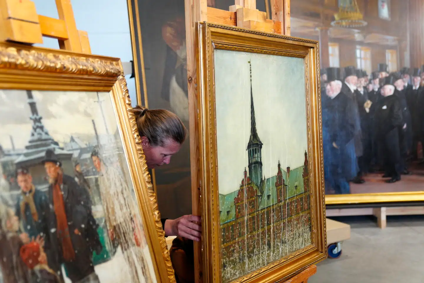 Flere af malerierne, der blev reddet ud af Børsen under branden i april, har vandskader.