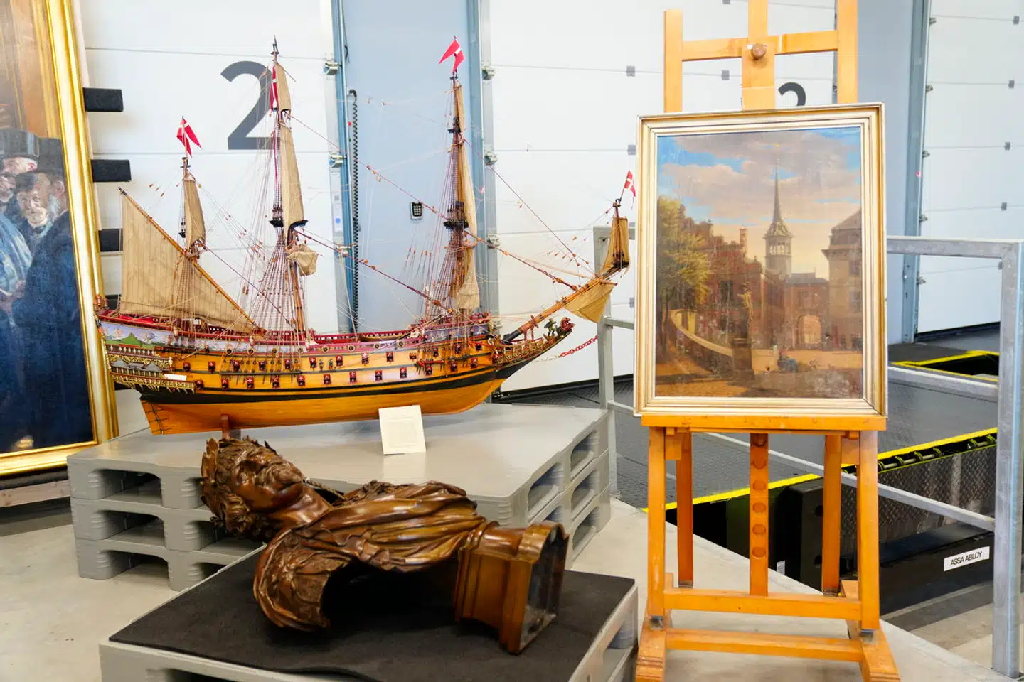 En model af et krigsskib, som Christian 4. beordrede bygget i Norge som sit nye kongeskib, er i dag næsten intakt ifølge Dansk Erhverv. Også en Christian 6.-buste i romersk stil overlevede branden i Børsen.