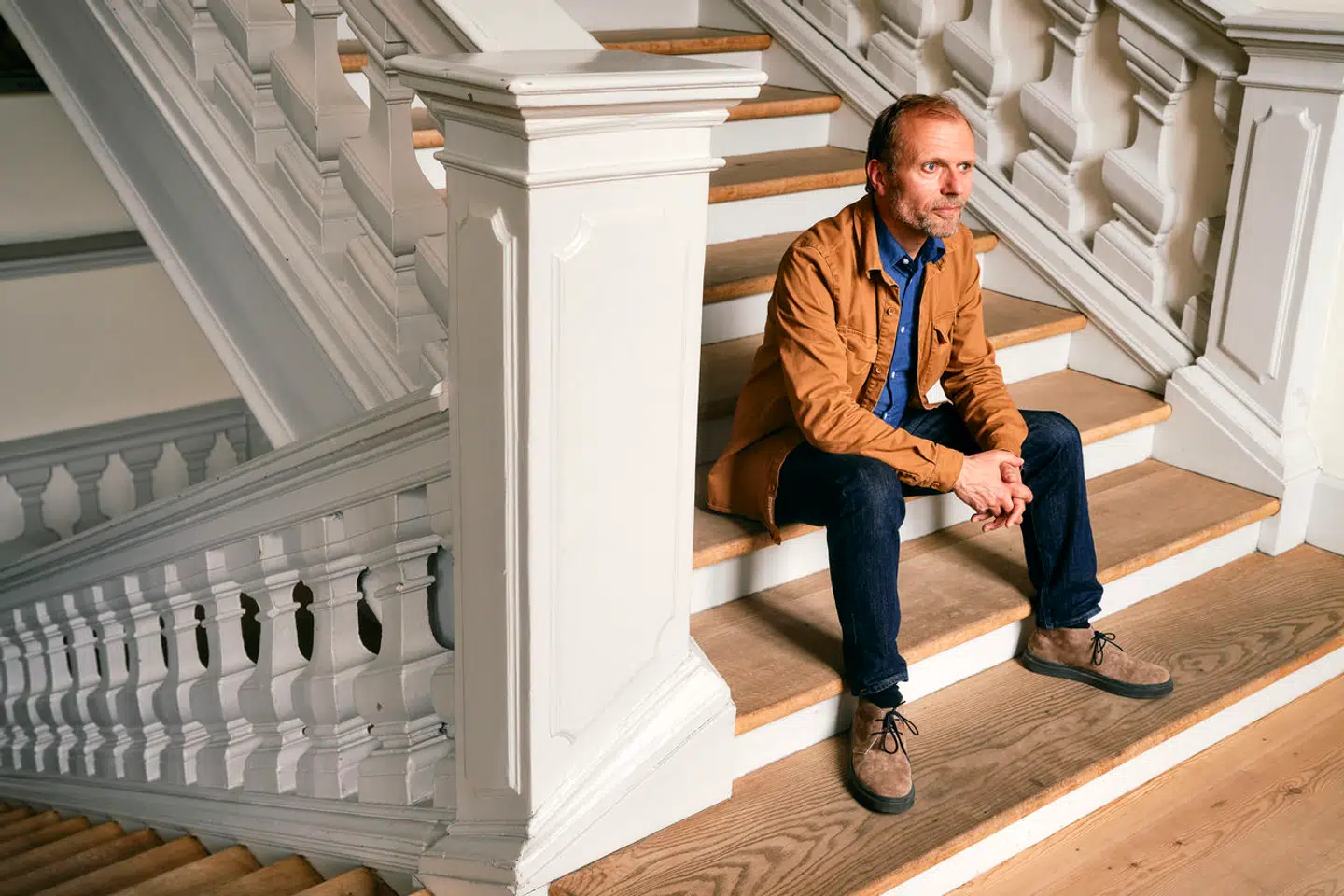 Billedkunstner Peter Holst Henckel var medlem af Akademiraadet, da busteaktionen i efteråret 2020 antændte en vild debat om et af danmarkshistoriens mørkeste kapitler – kolonitiden. I dag er han rådsleder.