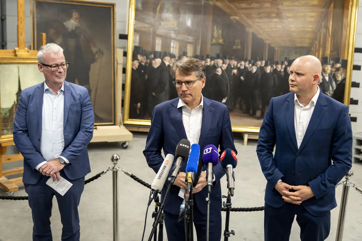 Kulturminister Jakob Engel-Schmidt, den administrerende direktør i Dansk Erhverv, Brian Mikkelsen, og direktør på Nationalmuseet Rane Willerslev giver status på Børsen-kunstværker på Nationalmuseets magasin i Vinge tirsdag den 4. juni 2024. Børsen i København brændte den 16. april 2024. Mere end 300 kunstgenstande blev reddet ud fra den brændende bygning.