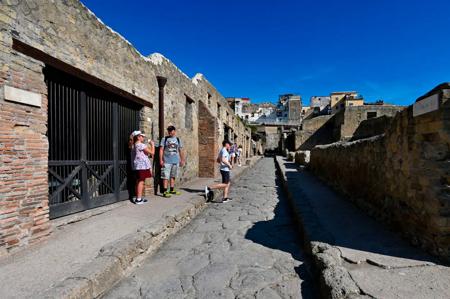 Herculaneum i nærheden af Napoli blev begravet af aske, der siden blev forstenet, i år 79 e.v.t.