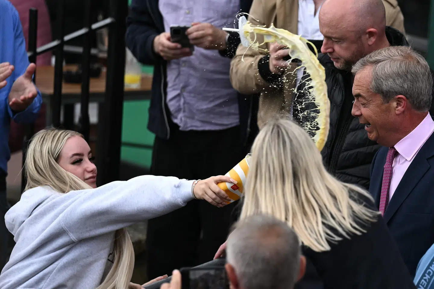 Nigel Farage bliver ramt af væsken, der ifølge britiske aviser er milkshake, under et besøg i Clacton tirsdag eftermiddag.