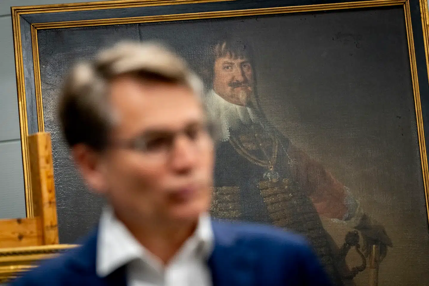 Administrerende direktør i Dansk Erhverv Brian Mikkelsen foran et maleri af Christian 4. Han har fået tilnavnet »Superbrian«, efter han hjalp med at bære malerierne ud af den brændende Børsen.