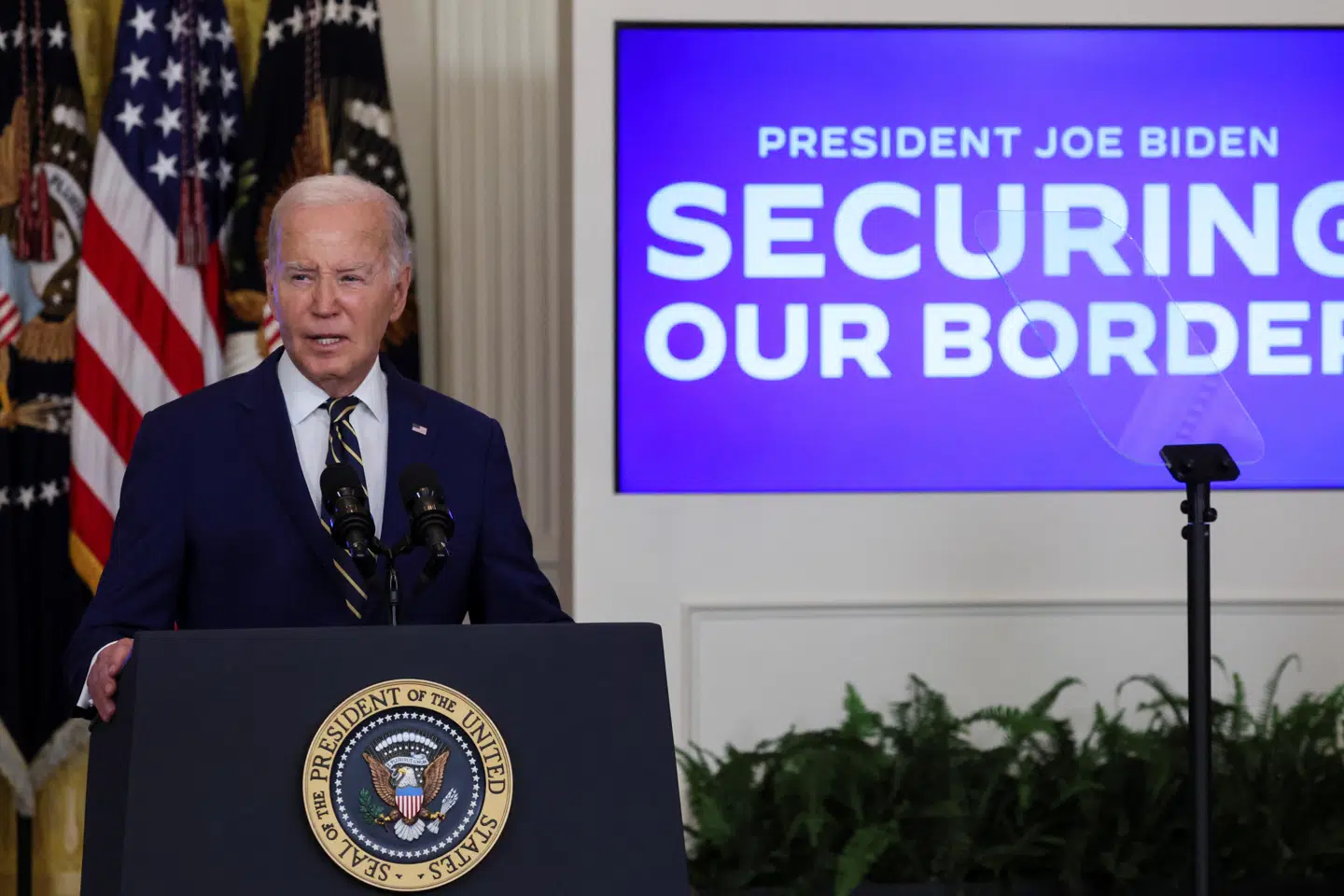 Den amerikanske præsident, Joe Biden, har tirsdag underskrevet et dekret, som skal forhindre migranter, der krydser grænsen fra Mexico til USA illegalt, i at få asyl. Det gælder kun, når for mange krydser grænsen.