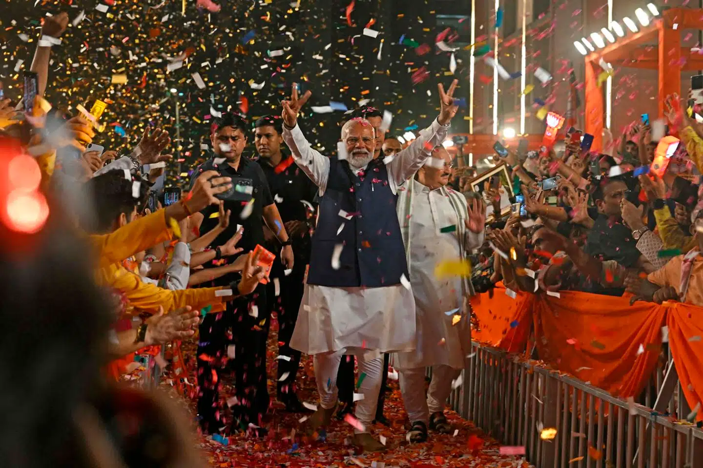 Narendra Modi har kåret sig selv som vinder af Indiens valg. Oppositionen har i skrivende stund ikke erkendt nederlaget. Men det står klart, at Modis koalition, NDA, kan danne et flertal. Her ses han til sejrsfest tirsdag aften.