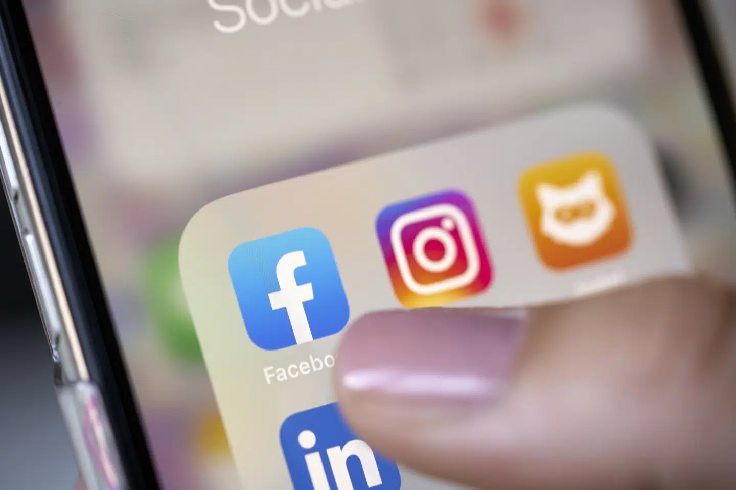 Den offentlige debat udspiller sig ikke mindst i kommentarspor på sociale medier som Facebook og Instagram. Af frygt for blandt andet chikane afholder mange danskere sig fra at deltage, viser ny rapport. (Arkivfoto).