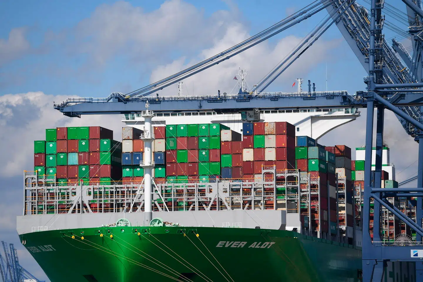 Der bliver sendt færre containere med britisk tøj og sko til EU-landene fra havnen i Felixstowe, der ligger i Suffolk. Havnen er den største containerhavn i Storbritannien.