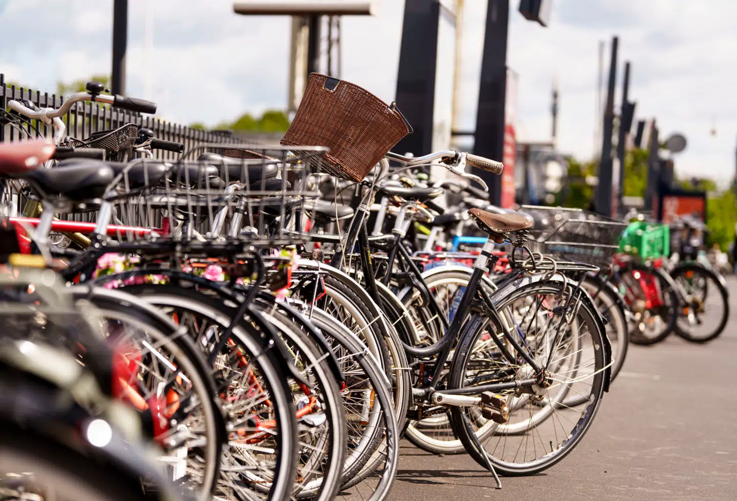 Politiet opfordrer til at kontakte dem, hvis man opdager et grønt klistermærke på sin cykel.