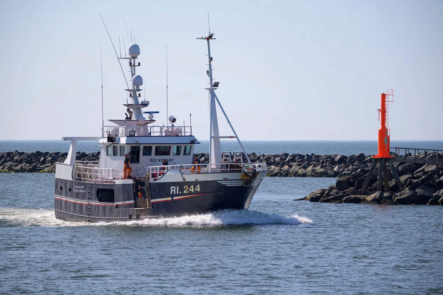 En fiskekutter lægger til i Hvide Sande Havn. Arkivfoto: Jonas Walzberg, Scanpix