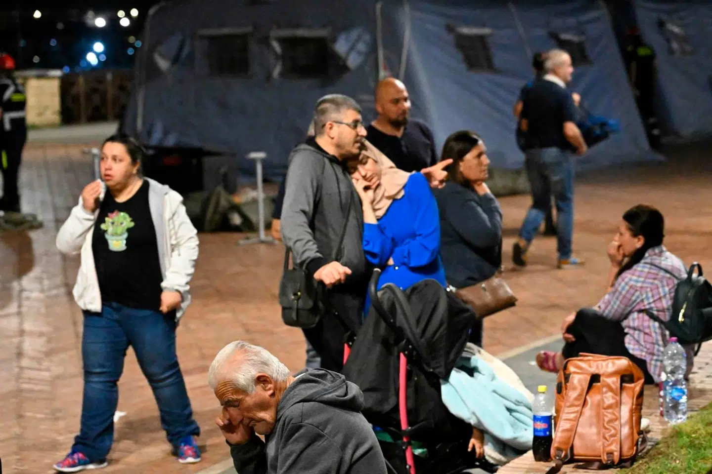 Indbyggere fra Puzzoli samlet i en teltlejr ved Napolis havn 21. maj. Foto: Ciro Fusco, Scanpix