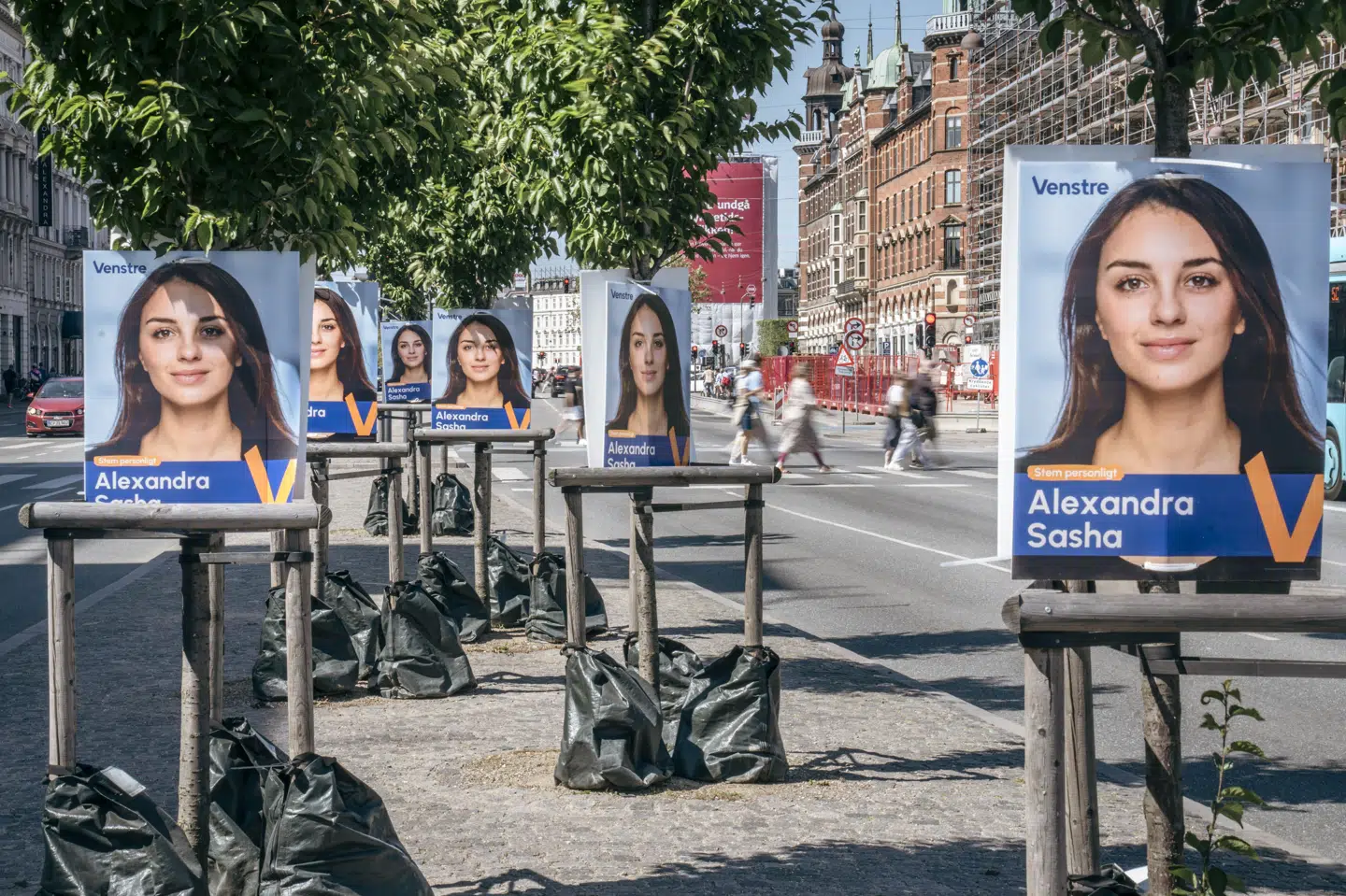 Valgplakater for Alexandra Sasha fra Venstre hænger fortsat landet over. (Arkivfoto).