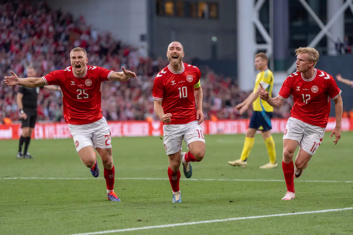 Der var stor forløsning efter Christian Eriksens smukke scoring til 2-1 mod Sverige.