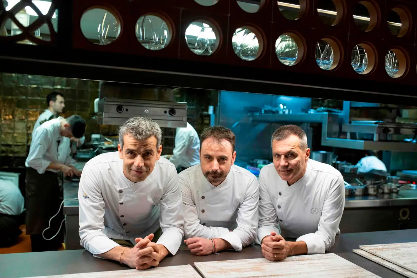 De spanske topkokke, Mateu Casanas, Eduard Xatruch og Oriol Castro fra restauranten Disfrutar i Barcelona er rykket helt i top ved årets kåring af verdens bedste restaurant.