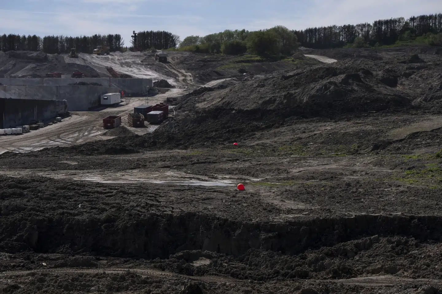 Nordic Waste gik konkurs 22. januar i år, efter at et jordskred på den ejendom ved Randers, hvor selskabet drev sin forretning fra, truede med at begrave den nærliggende landsby Ølst og ødelægge dyrelivet i Alling Å. (Arkivfoto).