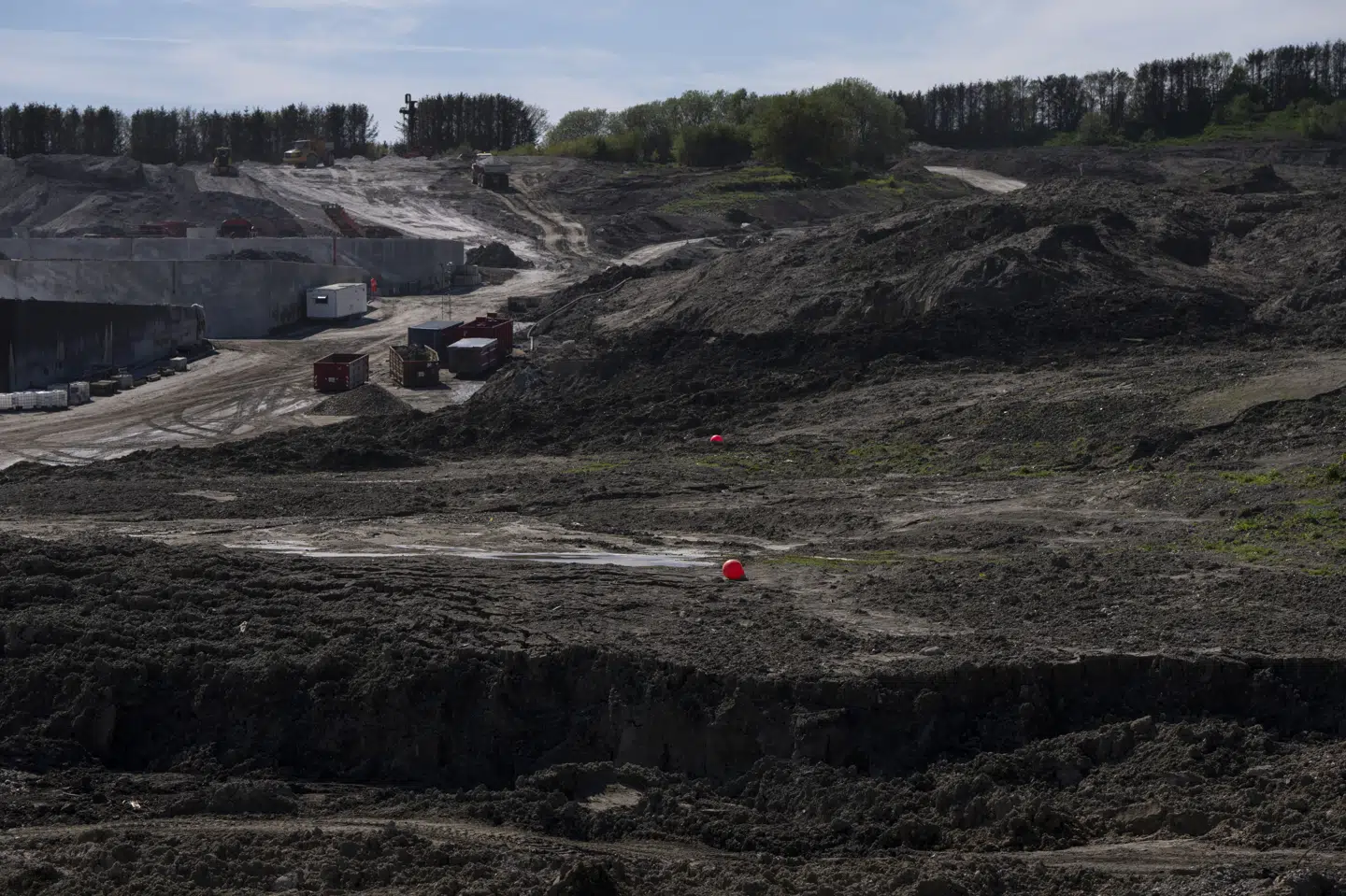 Nordic Waste gik konkurs 22. januar i år, efter at et jordskred på den ejendom ved Randers, hvor selskabet drev sin forretning fra, truede med at begrave den nærliggende landsby Ølst og ødelægge dyrelivet i Alling Å. (Arkivfoto).