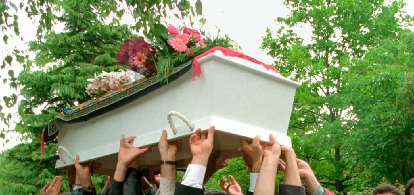 Med faderen Rzgar Ismaeel forrest og i midten bæres den myrdede 7-årige Roujans kiste ind på Vestre Kirkegårds islamiske del lørdag den 24. juni 1995. NORDFOTO 1995