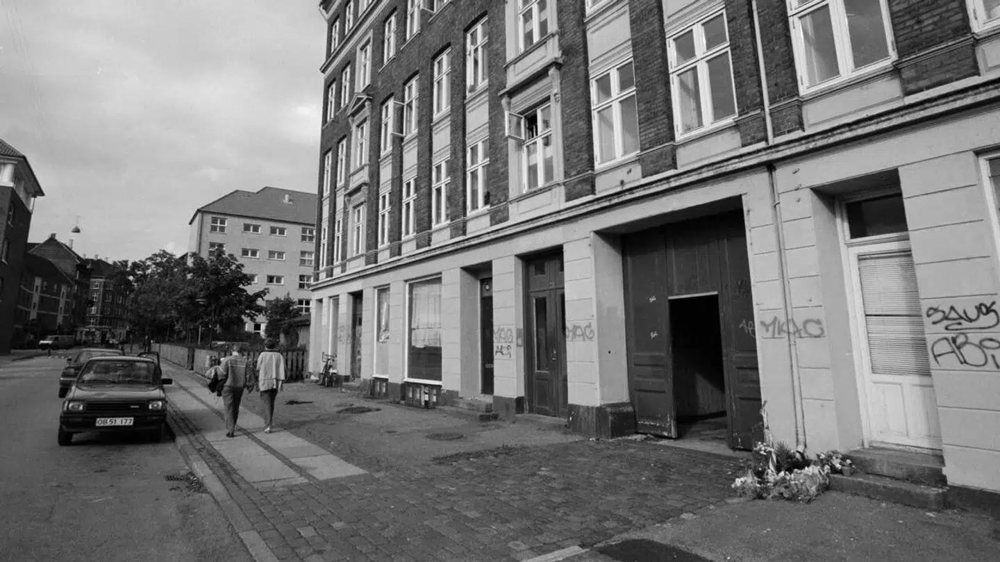 Det var tæt på denne opgang i Rådmandsgade, at man mener, at syv-årige Roujan Ismael blev dræbt.