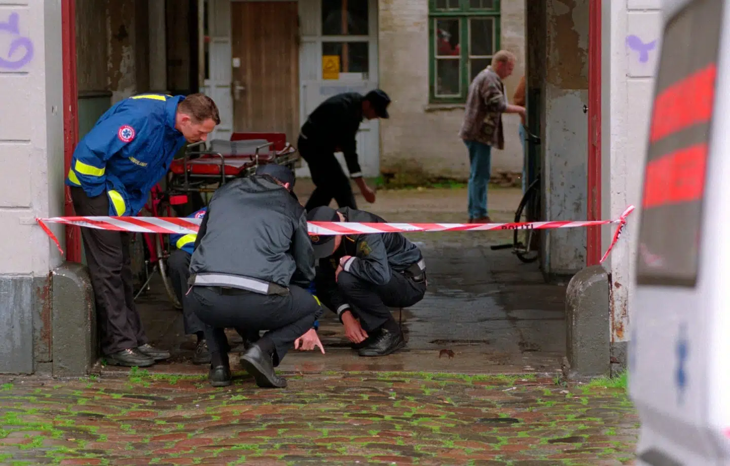 Politiets teknikere leder efter spor i porten til Rådmandsgade 10, hvor den syvårige pige blev fundet myrdet i en lyskasse.