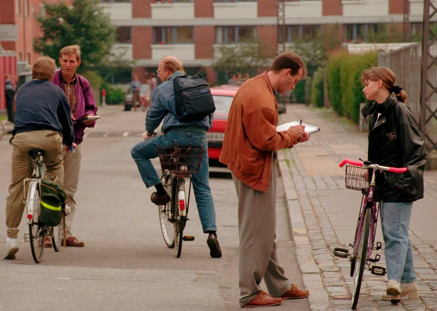 Politifolk fra drabsafdelingen i København udspørger borgere i Rådmandsgade om deres iagttagelser. Foto: Mogens Flindt.