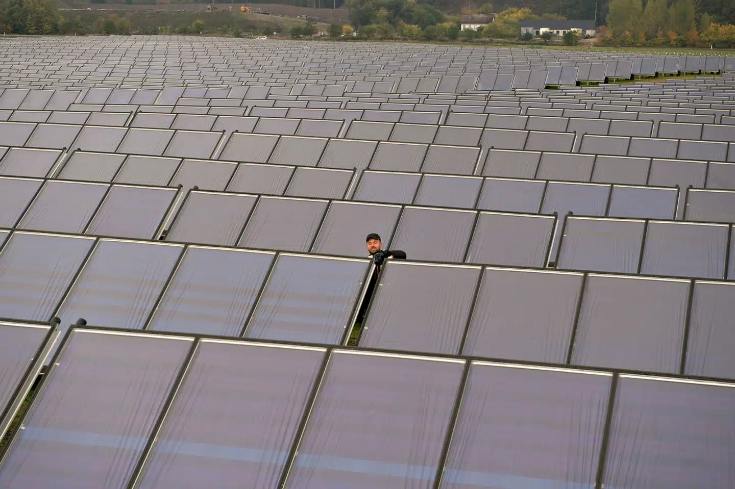 »Vedvarende energiprojekter går i stå på grund af mangel på finansiering, mangel på komponenter og skepsis over for nye projekter lokalt,« skriver Niels Fuglsang.